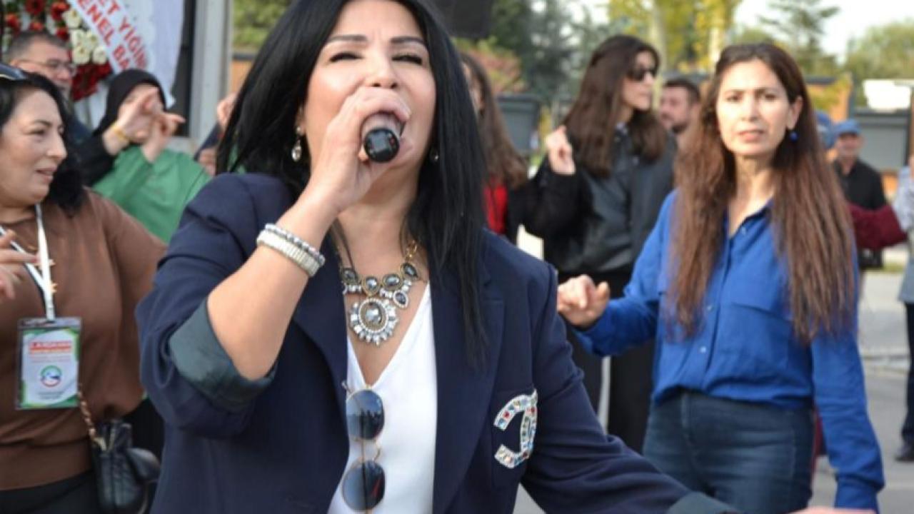 Karslı Türk Halk Müziği sanatçısı Mine Kuş Ardahan Festivallerinin aranan yüzü oldu