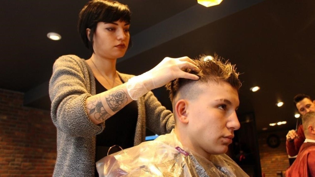 Kış ayları öncesi saç dökülmesine karşı uyarı: &quot;Saçın da neme ihtiyacı var&quot;