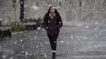 Meteoroloji sarı kodla uyarmıştı! Sivas'a lapa lapa kar yağdı