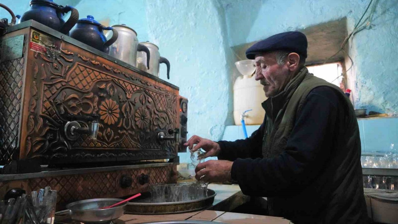 Muş’ta 350 yıllık tarihi çay ocağında 55 yıldır çay demliyor