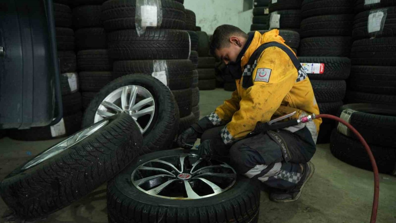 Muş’ta köpeklerin saldırdığı tavuk oto lastikçiye sığındı