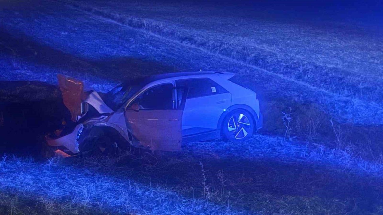 Muş’ta otomobil yola çıkan ineğe çarptı