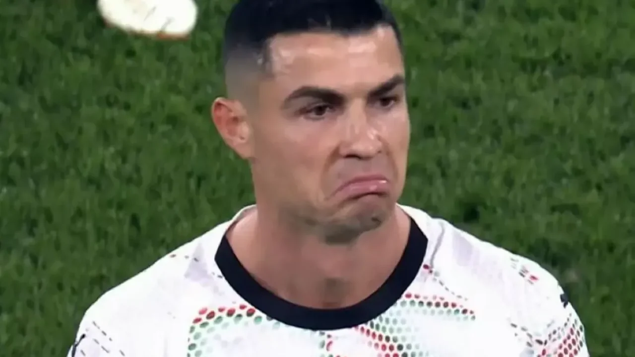 Neye uğradığını şaşırdı! Ronaldo&#039;ya tarihi kırmızı kart