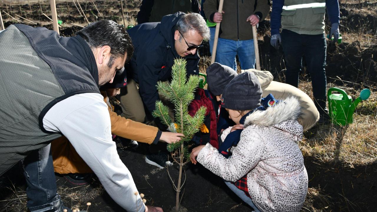 Öğrenciler gelecek için fidan dikti