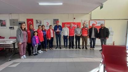 Özel bireylerden Kızılay’a sevgi dolu ziyaret