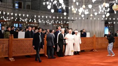 Papa, Sultanahmet Camii'nde! "Ayakkabı" detayı dikkat çekti