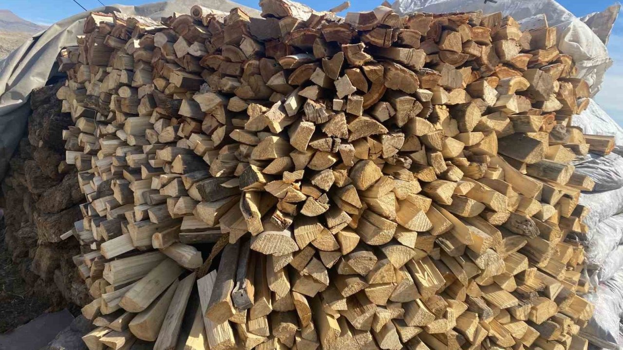 Patnos’ta kış yaklaşırken odun istifleme çalışmaları hız kazandı