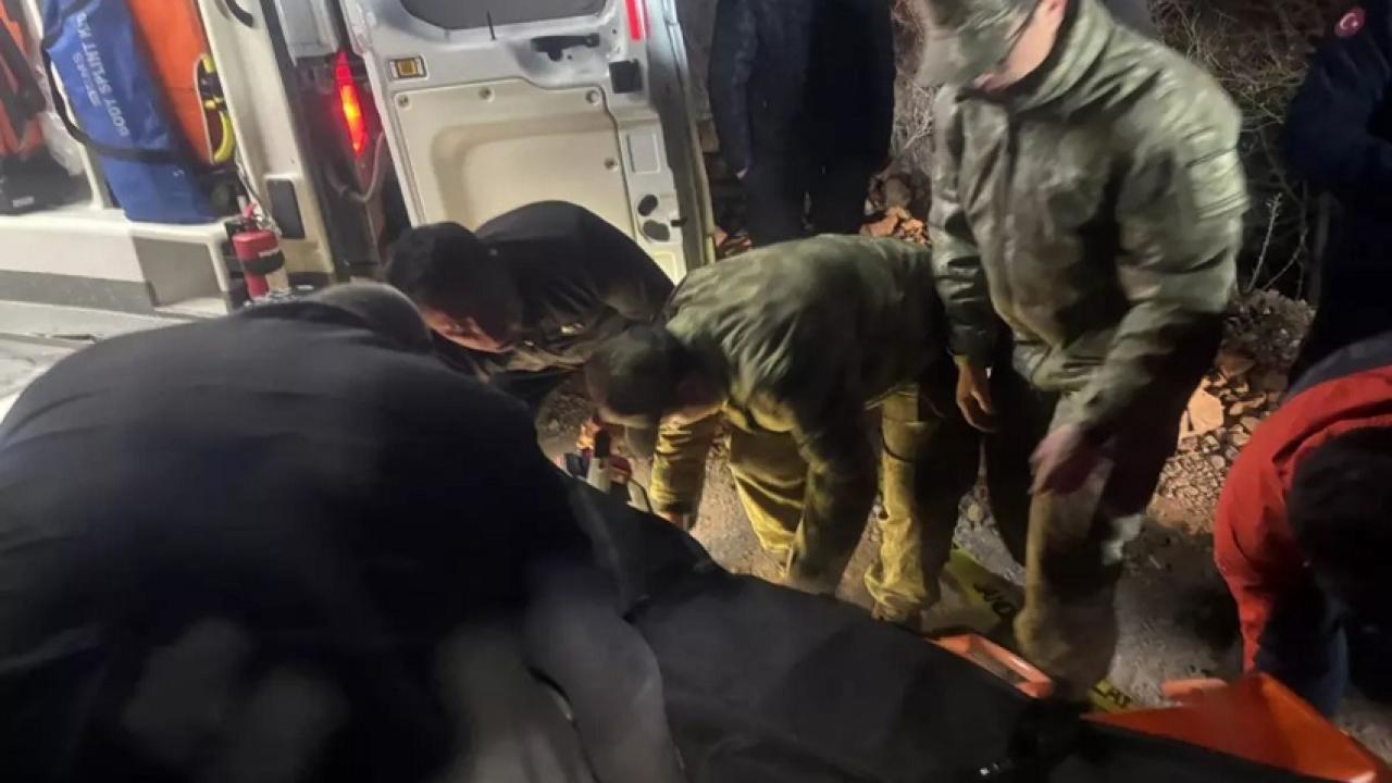 Posof’ta hafriyat kamyonu devrildi: 1 ölü