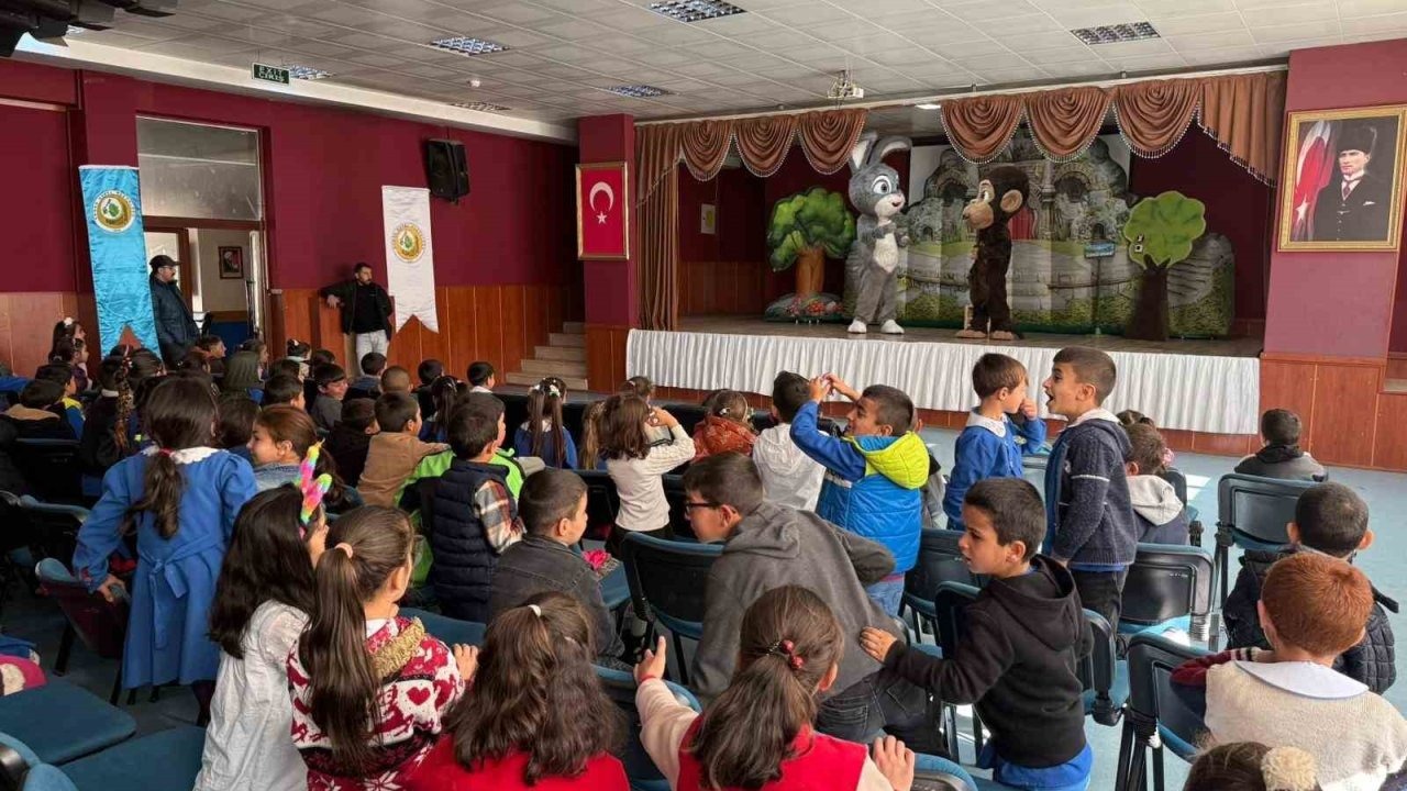 Sarıkamış’ta &quot;Şarkılı Orman&quot; oyununa miniklerden yoğun ilgi