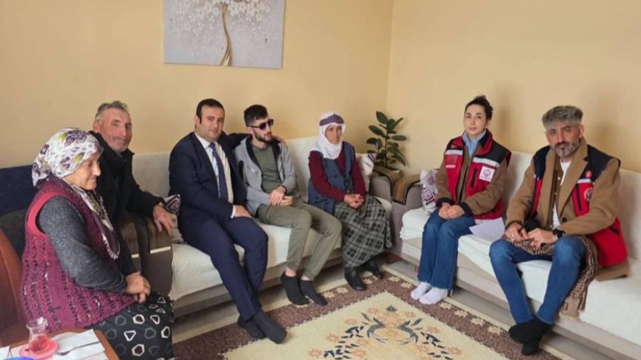 Sosyal Hizmetler müdürü Çetinkaya görme engelli gazimize ‘beyaz baston’ hediye etti