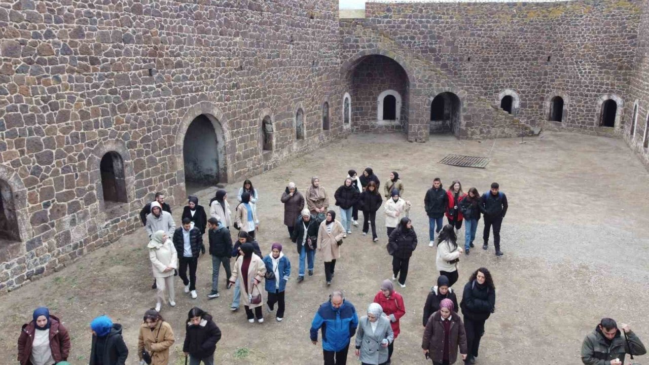 Tarihi mekanda öğrencilere ders