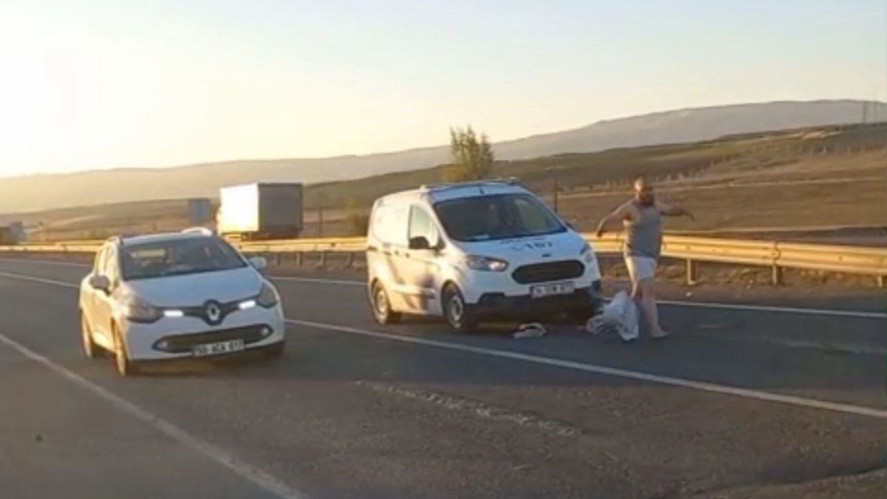 Trafiği birbirine kattı, araçların üzerine atladı, cam kırdı