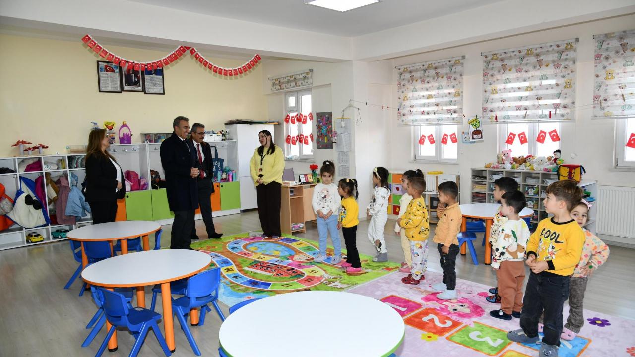 Vali amcalarından miniklere ziyaret