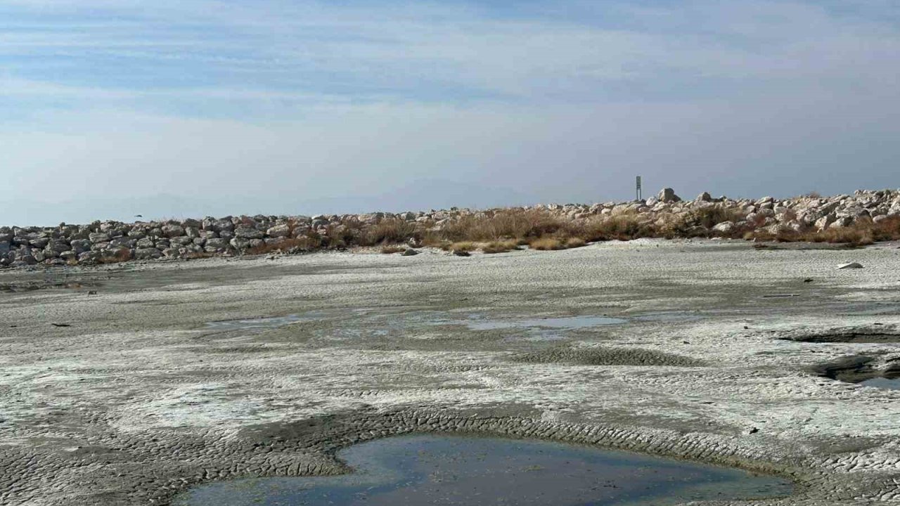 Van Gölü çekilince balıkçı limanları karaya döndü