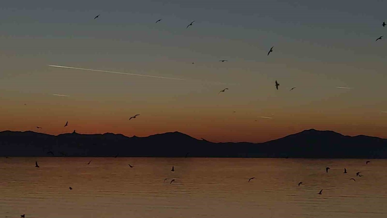 Van semalarında kartpostallık akşam: Uçaklar, kuşlar ve kızıl günbatımı büyüledi