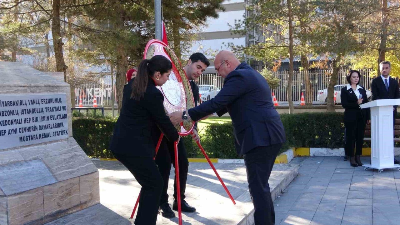 Van’da &quot;24 Kasım Öğretmenler Günü&quot; kutlandı