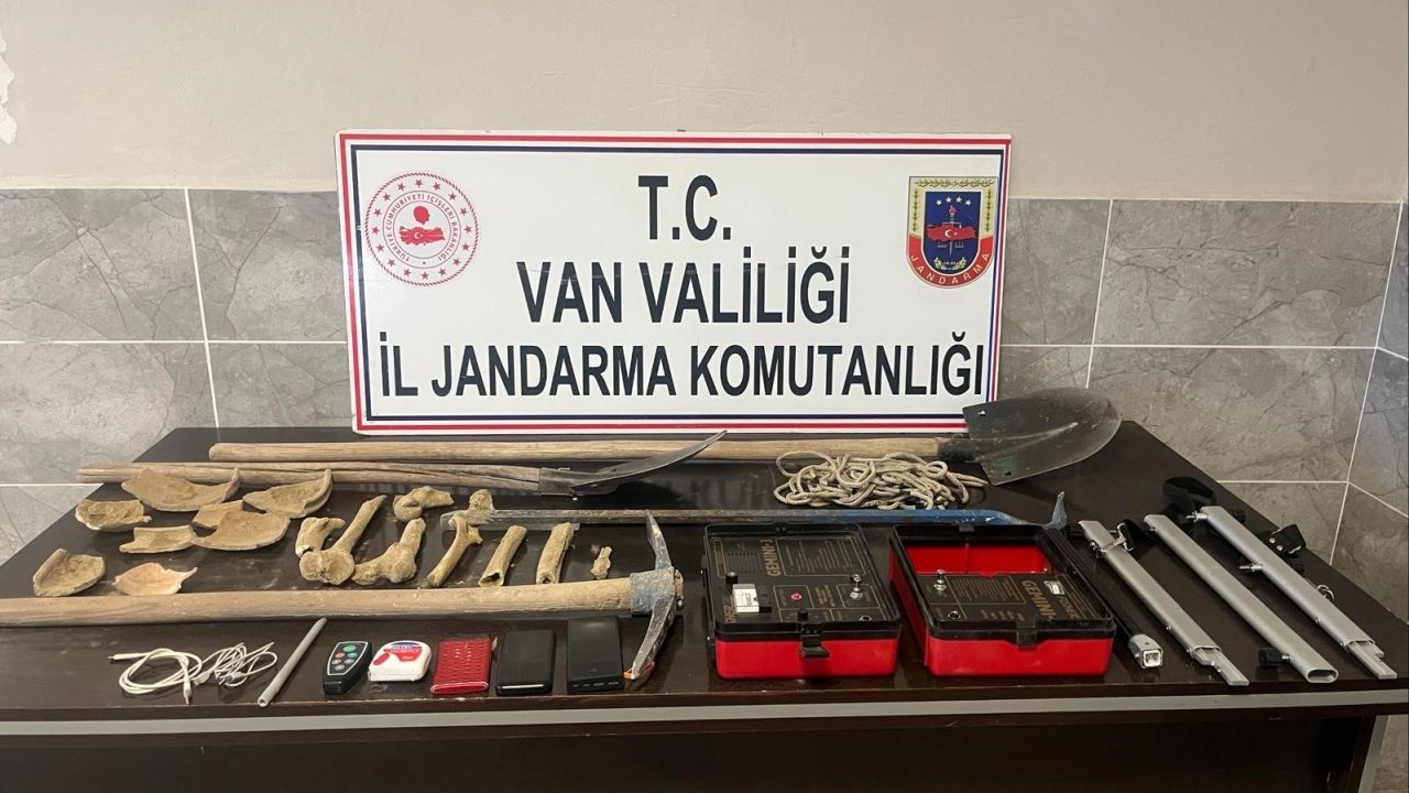 Van’da kaçak kazı yapan 5 kişi yakalandı, kemik parçaları ele geçirildi