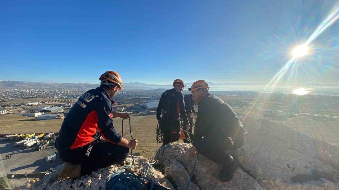 Van’da kayalıklarda mahsur kalan şahıs kurtarıldı