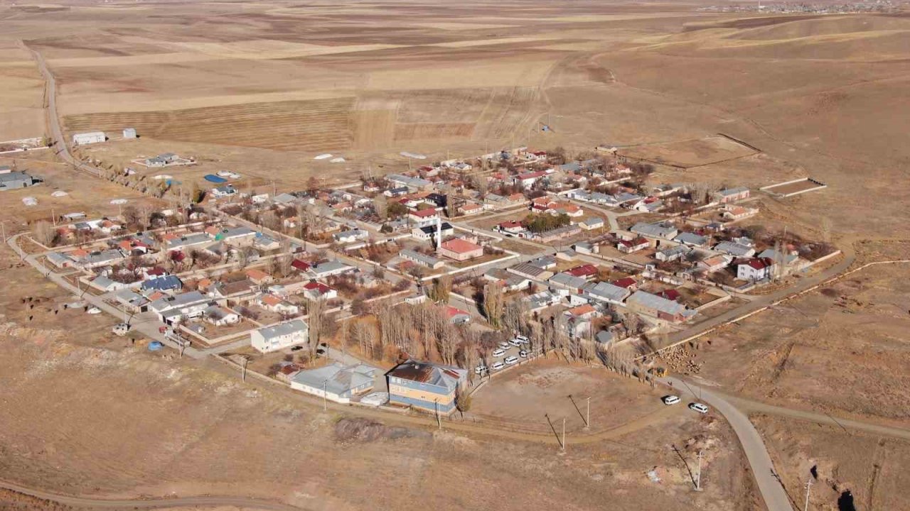 Van’ın Özalp ilçesinde simetrik yapılar sonbahar güzelliğiyle büyülüyor