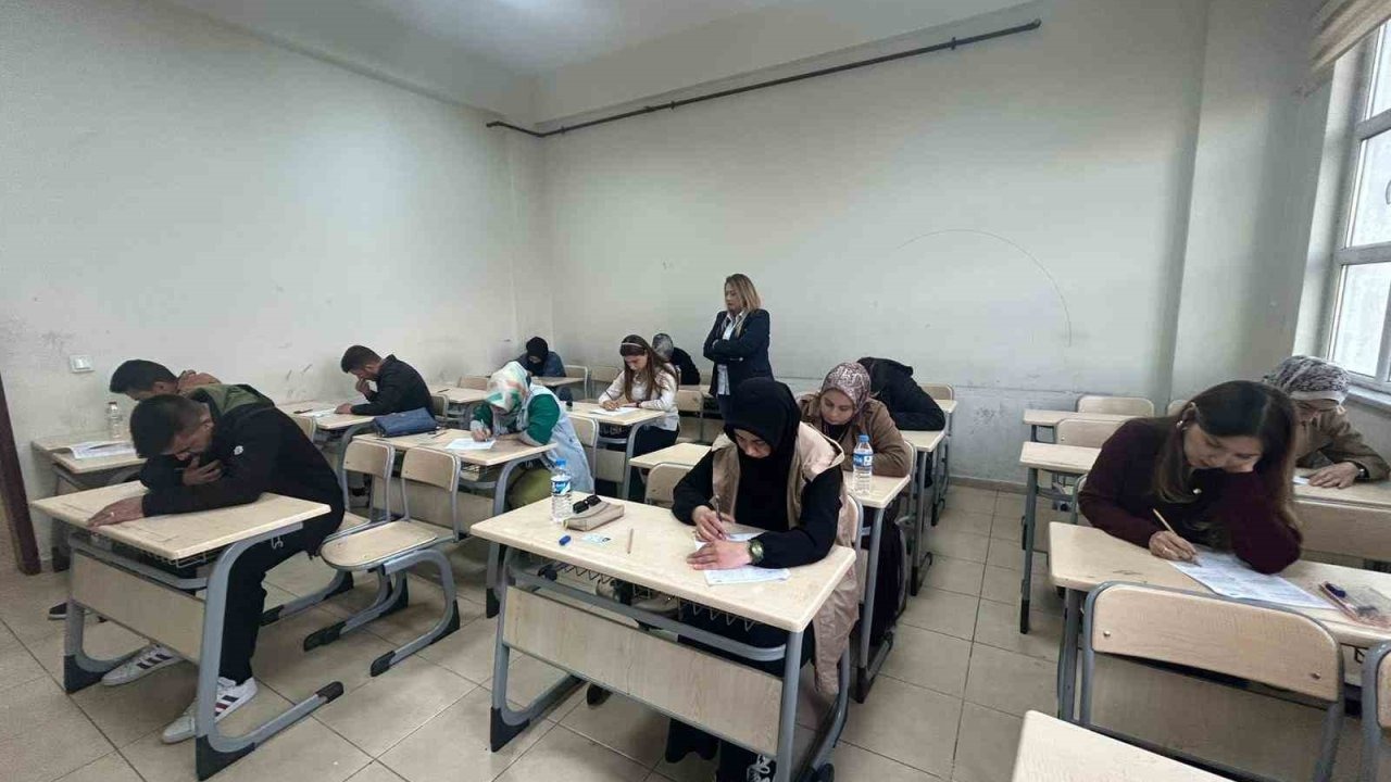 Vanlı öğrenciler ve yetişkinler kitap okuma yarışmasında buluştu