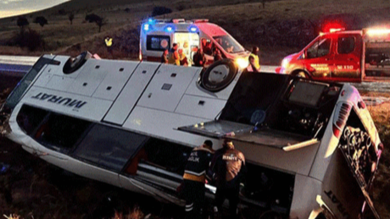 Yolcu otobüsü şarampole devrildi! Ölü ve yaralılar var