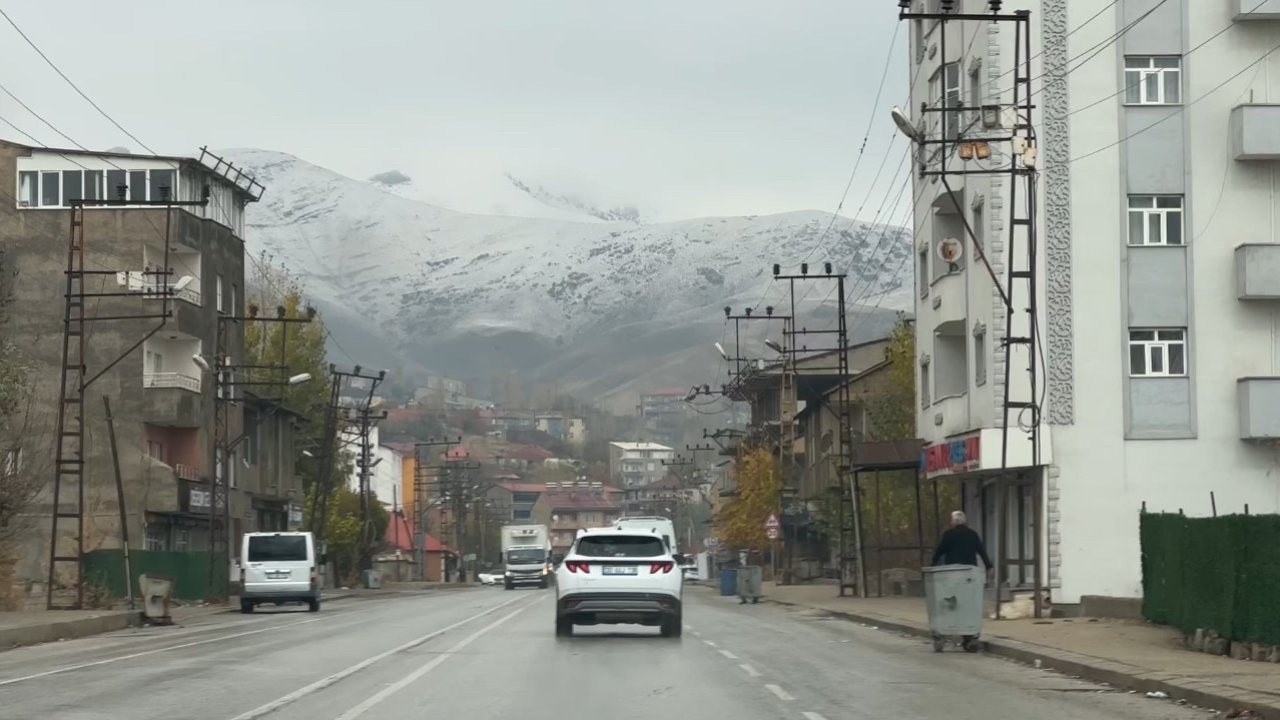 Yüksekova’nın etrafını çevreleyen dağlar beyaza büründü