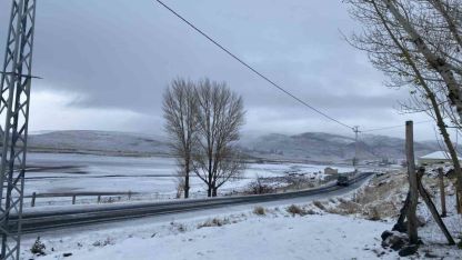 Patnos’ta mevsimin ilk karı yağdı