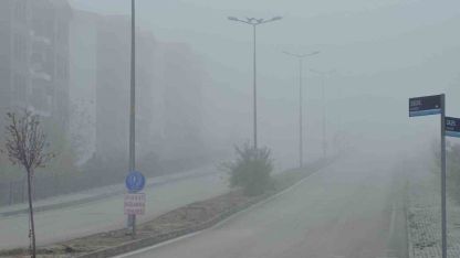 Elazığ’da yoğun sis, bir mahalle adeta kayboldu