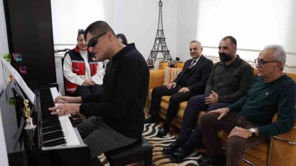 Konservatuvarı dereceyle bitiren görme engelli Mehmet dört enstrümanda ustalaştı