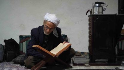 Muş’ta 86 yaşındaki Rüstem dede 50 yıldır sadece çay ve gofretle yaşamını sürdürüyor