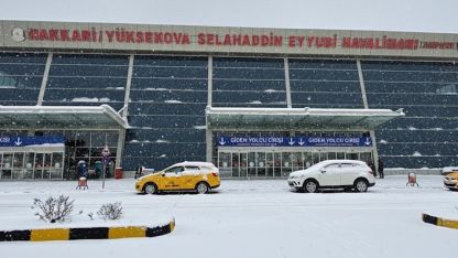 Yüksekova’da yoğun kar yağışı uçak seferlerini durdurdu