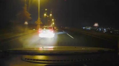 Islak yolda makas atan sürücü, kameraya yansıdı