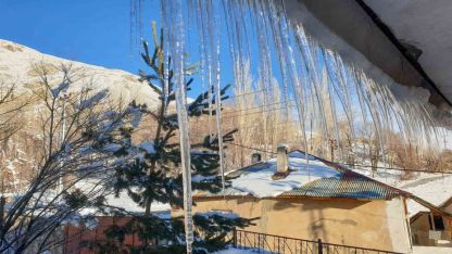 Başkale’de soğuk hava çatıları dondurdu