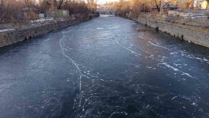 Kars eksi 15’i gördü: Kars Çayı 1 günde dondu