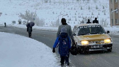 Van’da yoğun kar yağışı: Uçak seferleri rötar yaptı