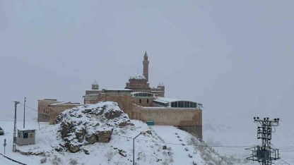 Tarihi İshak Paşa Sarayı beyaza büründü