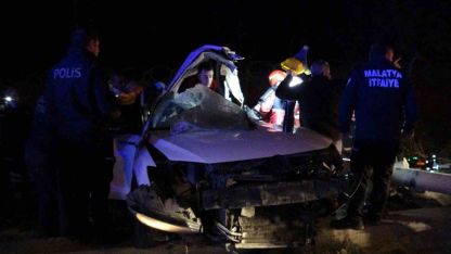 Malatya’da trambüs direğine çarpan araç kağıt gibi dağıldı: 1’i ağır 2 yaralı