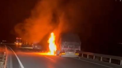 Erzincan’da seyir halindeki TIR alev aldı