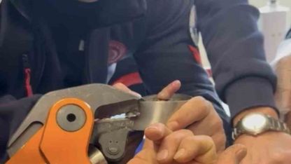 Parmağı çelik küllüğe sıkışan bebeğin imdadına itfaiye yetişti