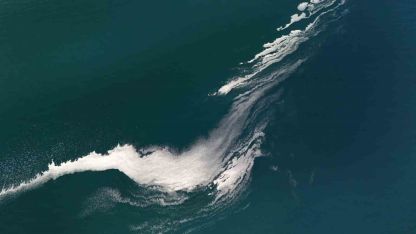 Van Gölü yüzeyindeki köpüklenme şaşırttı