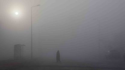 Elazığ’da sis görüş mesafesini 5 metreye düşürdü