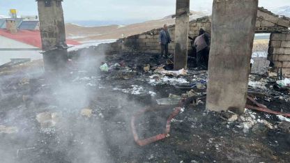 Çatak’ta çatı yangını: 2 kişi dumandan etkilendi