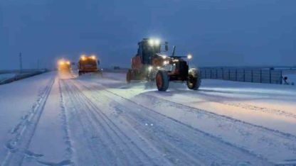 Aşkale’de sabahın ilk ışıklarıyla karla mücadele çalışması