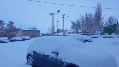 Başkale’de araçlar kara gömüldü: 4 yerleşim yerinin yolu ulaşıma kapandı