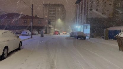 Patnos’ta kar yağışı ulaşımı aksattı, tırlar yolda kaldı