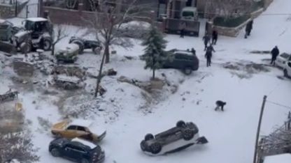 Kayan araç park halindeki aracı devirdi: O anlar kamerada