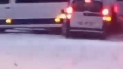 Karlı yolda duramayan araç minibüse çarptı