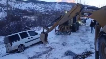 Karda mahsur kalan araç, ekipler tarafından kurtarıldı