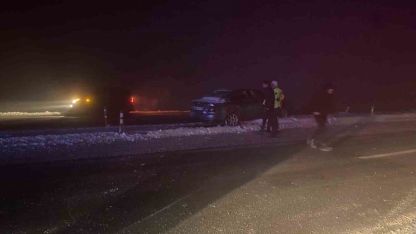 Muş’ta sis ve buzlanma kazaya neden oldu: Otomobil refüje çarptı