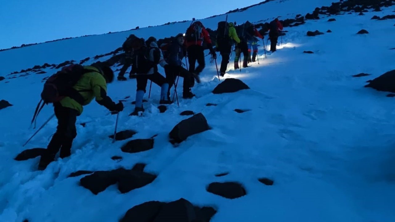 Ağrı Dağı’nda kar altında zorlu tırmanış başladı